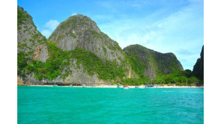 Maya Bay, Koh Phi Phi có bãi cát trắng, nước biển trong xanh và những ngọn núi đá vôi.
